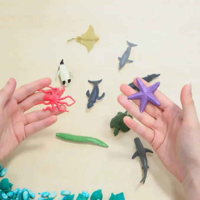 Figurines autour de l'ocean