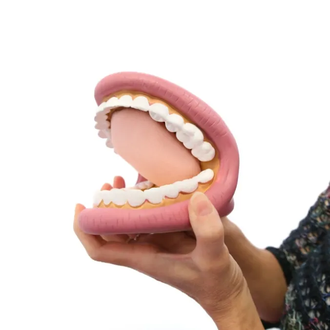 Marionnette bavarde géante