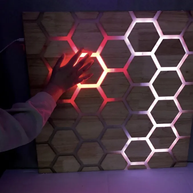 Panneau mural interactif tactile - alvéoles
