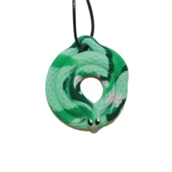 Pendentif à mâcher serpent dans la forêt