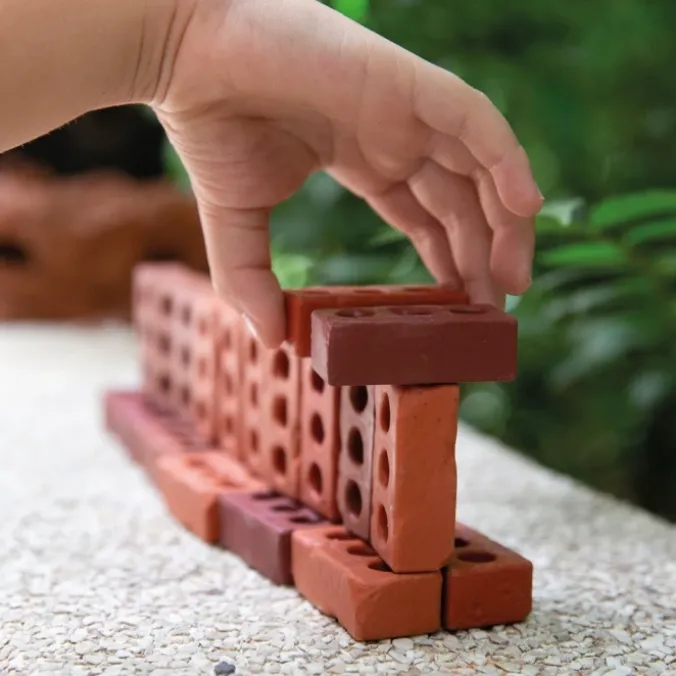Petites briques de construction naturelles